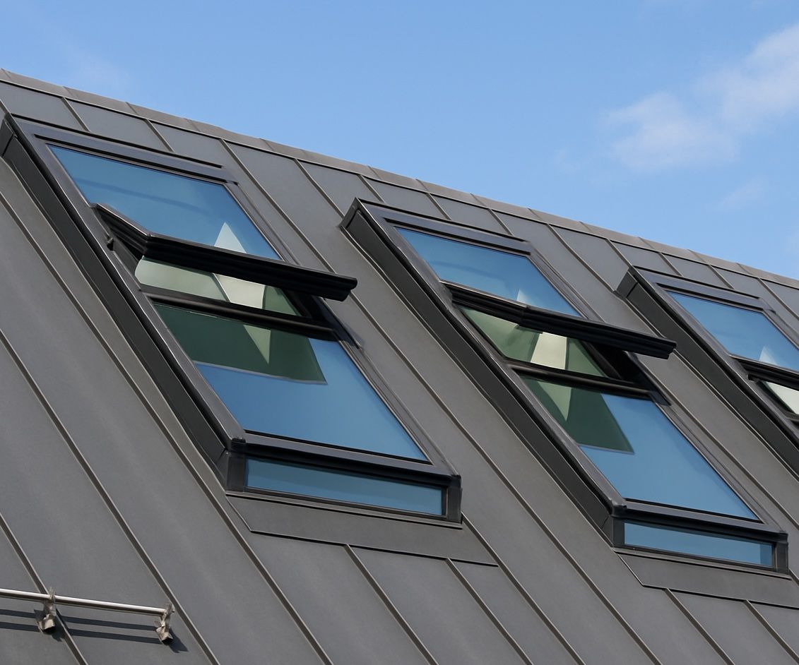 Ein Blechdach in anthrazit mit 3 großen Dachflächenfenstern