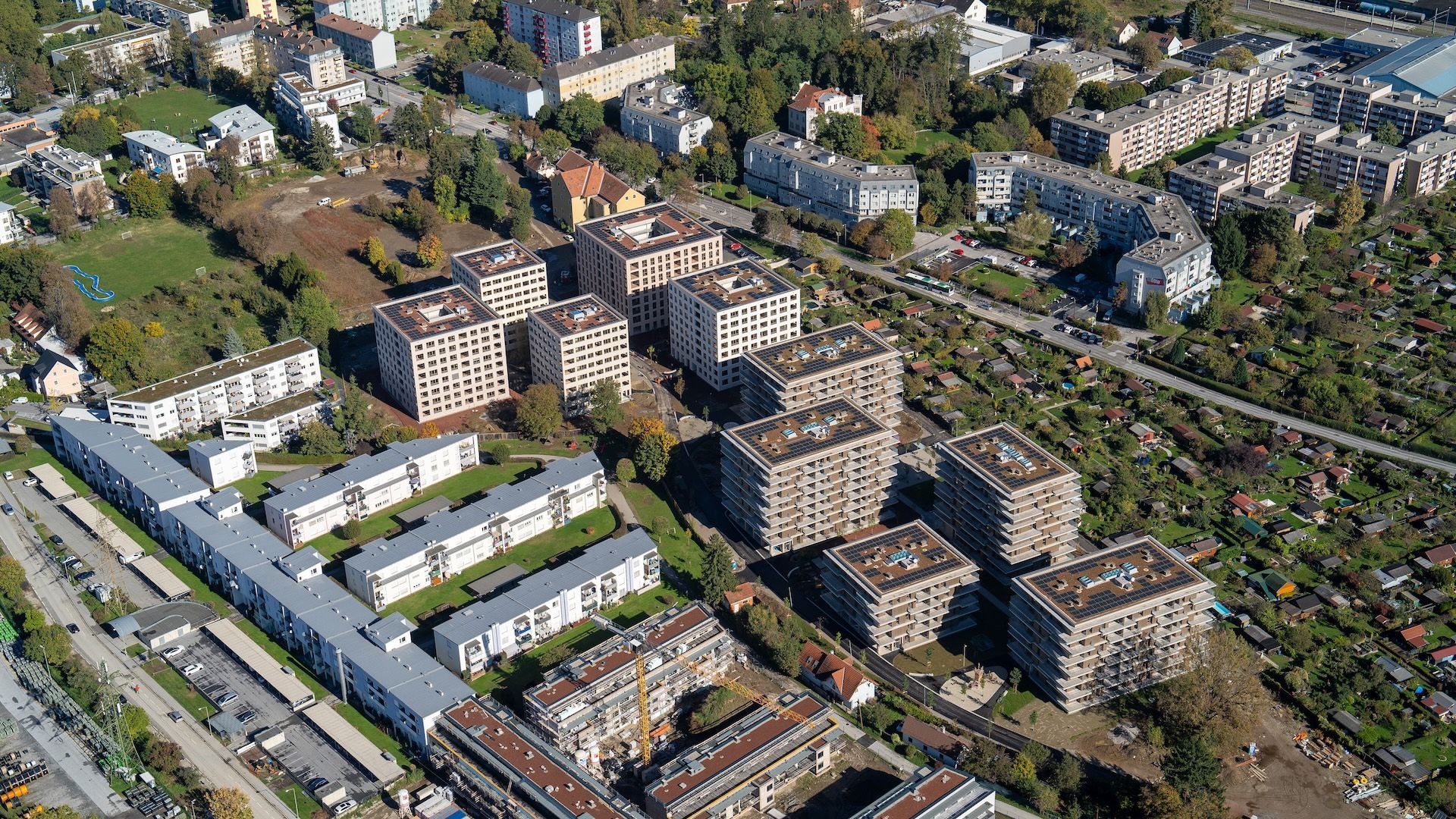 Ein Foto aus der Vogelperspektive von mehreren Wohnhäusern in Graz